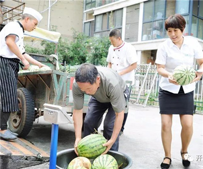 買下一整車西瓜，讓瓜農(nóng)早點(diǎn)回家